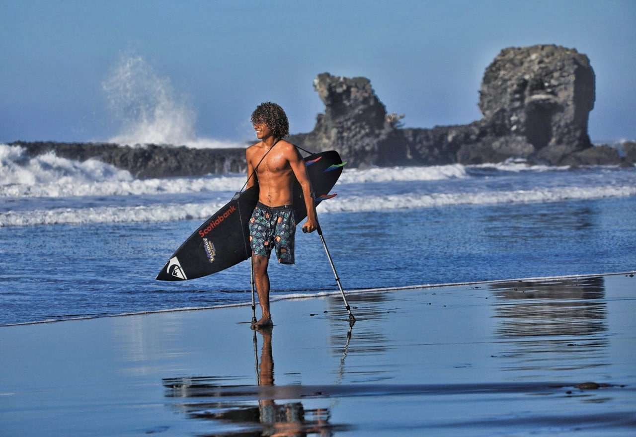 surfista-costarricense-nunca-me-imagine-venir-a-el-salvador-y-literal-irme-caminando